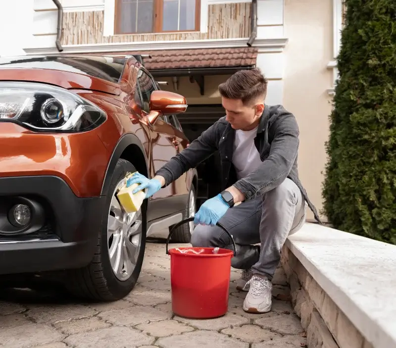 Lavage auto à domicile Bassignac : professionnel intervenant sur un véhicule